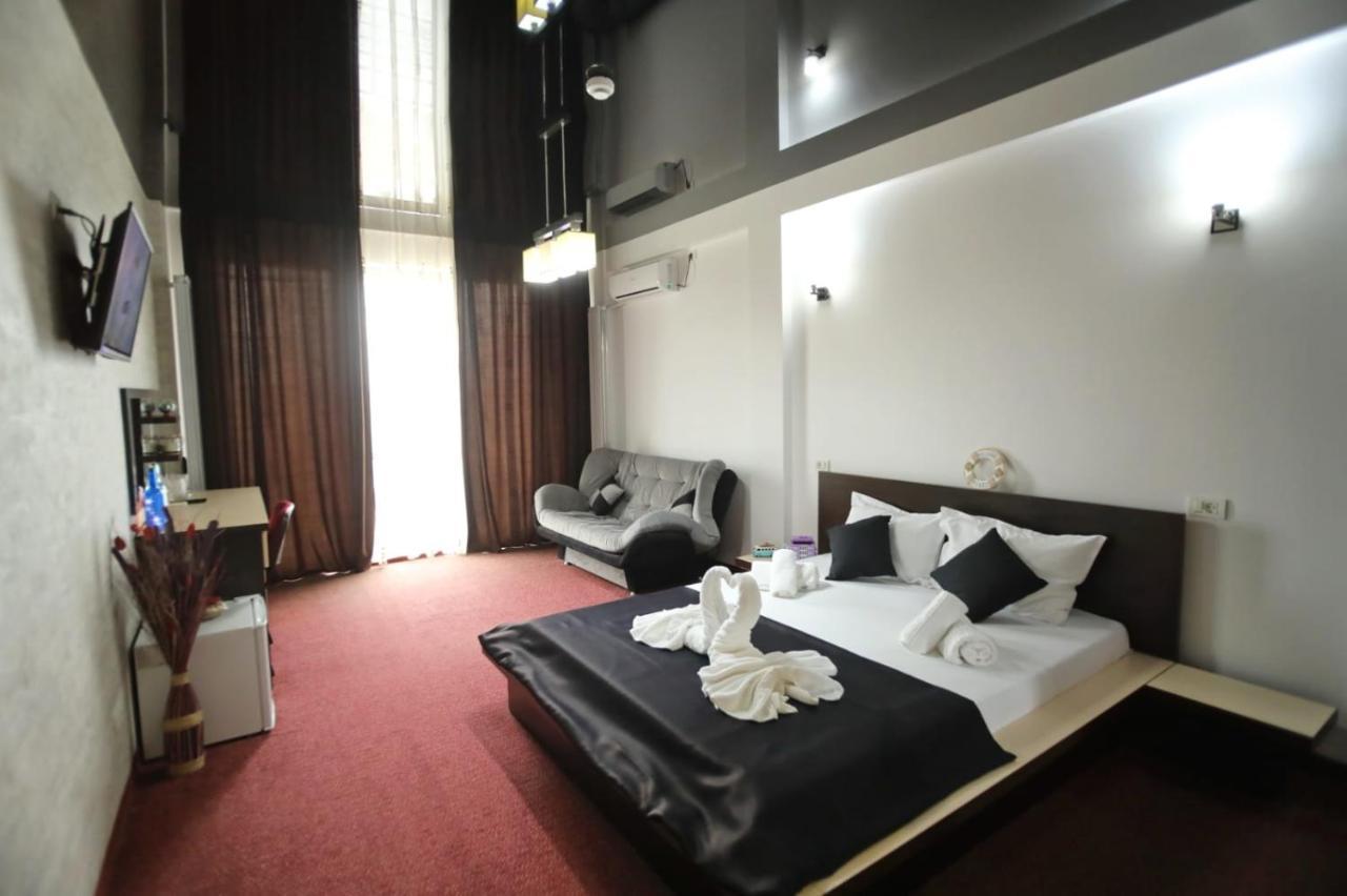 Hotel Sweet Navodari Bagian luar foto